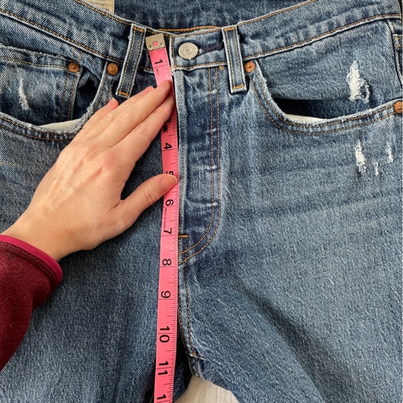 Levi’s 501 distressed cropped jeans size 26 - Picture 3 of 5